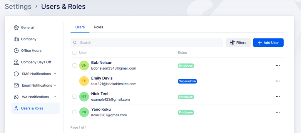 Panel que muestra un panel de administración de usuarios con una lista de usuarios, sus correos electrónicos y roles, incluidos Empleado y Superadministrador. Las opciones para filtrar, agregar usuarios y navegar por la configuración son visibles.