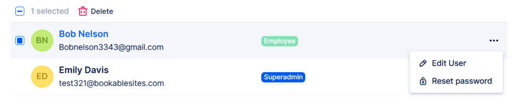 Una interfaz de administración de usuarios muestra dos usuarios, con opciones para editar el usuario o restablecer la contraseña de Bob Nelson, cuyo estado es "Empleado" El estado de Emily Davis es "Superadministradora".