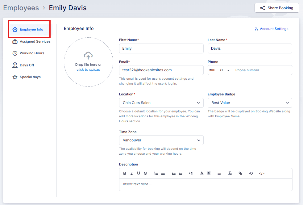 Captura de pantalla de un formulario de información para empleados de Emily Davis, que muestra campos para nombre, correo electrónico, teléfono, ubicación, insignia, zona horaria y un cuadro de descripción.