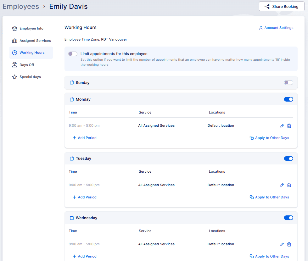 Captura de pantalla de una interfaz de programación de empleados para Emily Davis que muestra horas de trabajo, días y asignaciones de servicios con opciones para editar horas y aplicar cambios a otros días.