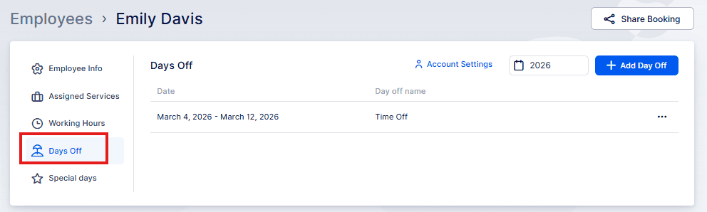 Captura de pantalla de un sistema de gestión de empleados que muestra los días libres de Emily Davis del 4 al 12 de marzo de 2026, con “Días libres” resaltado en el menú de la izquierda.